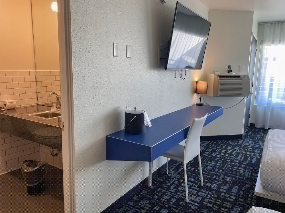 Jupiter Hotel 36/71