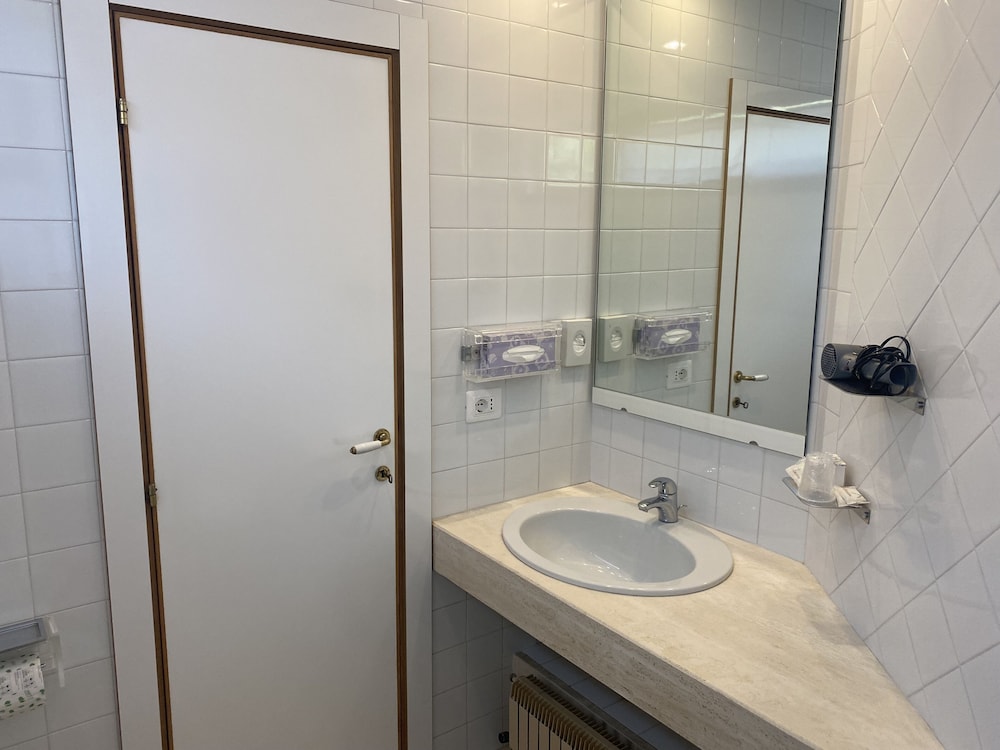 ROOM, SINGLE
