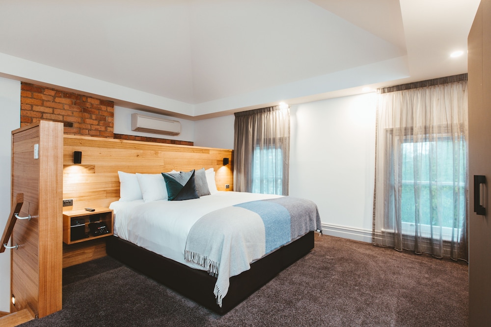 2 BEDROOMS, DELUXE, STUDIO, SUITE