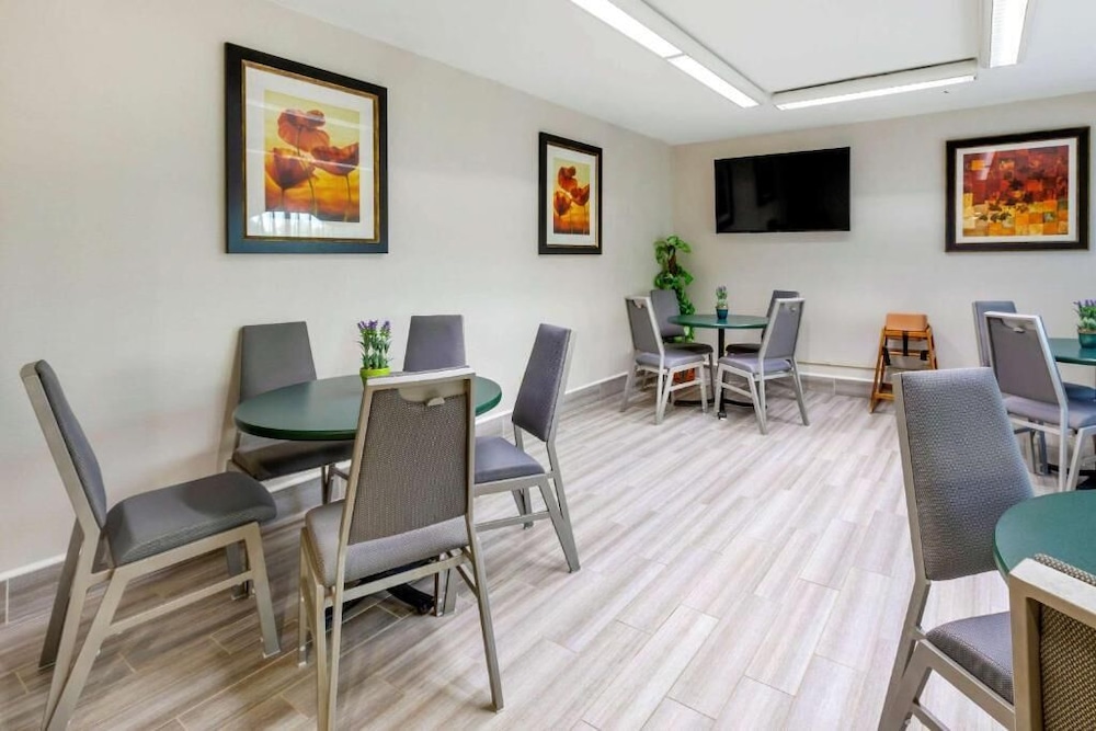 Quality Inn Northlake 27/34