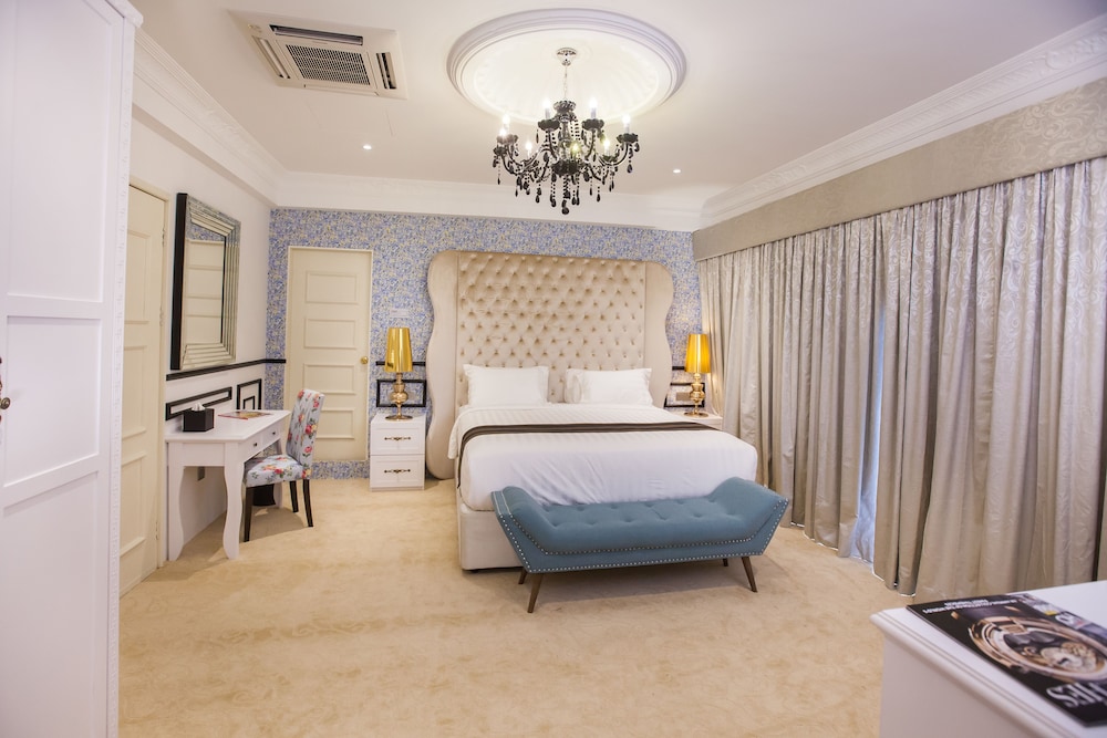 EXECUTIVE, SUITE, KING BED, BALCONY