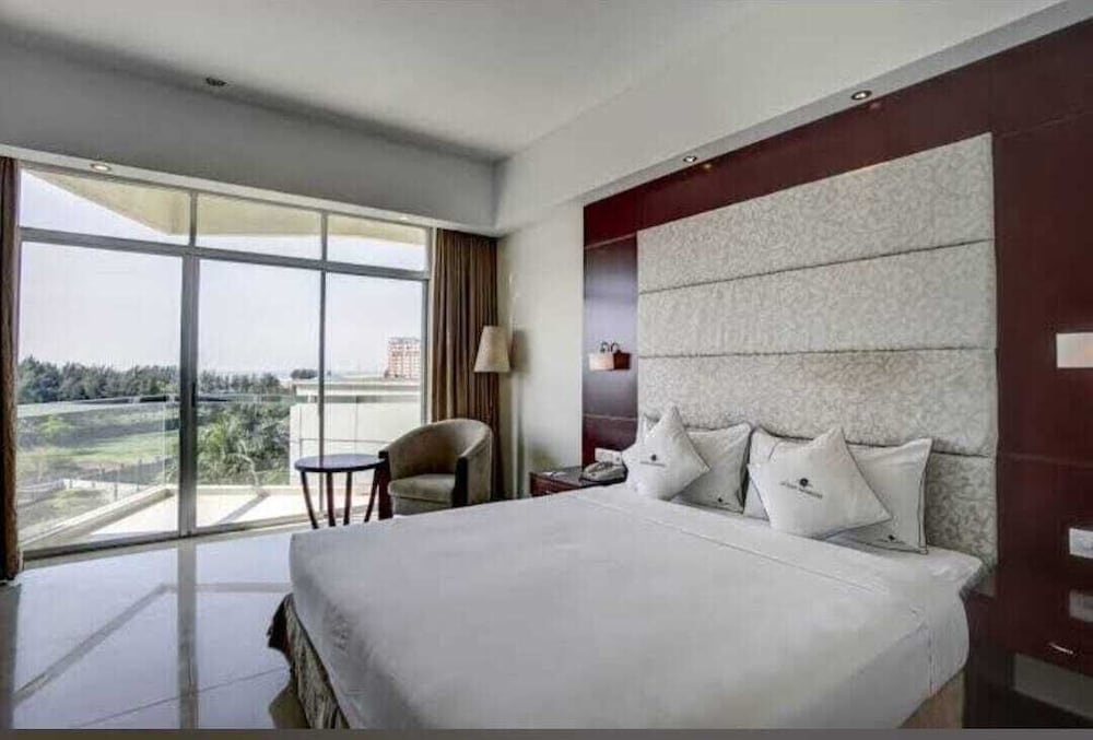 Superior, Queen Bed, Mountain View