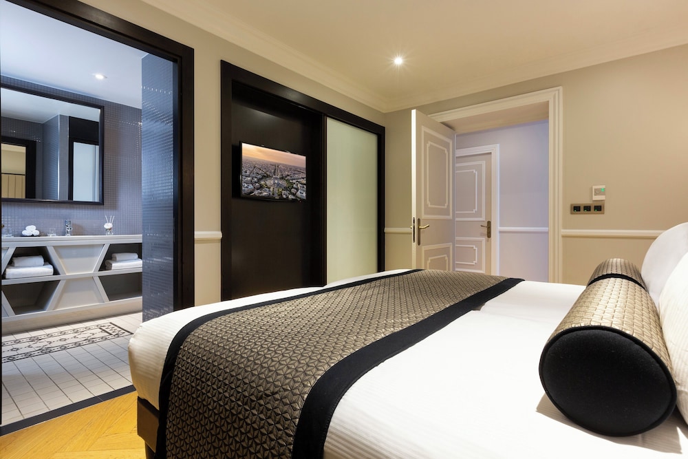 Suite, 2 Double Beds, Eiffel View, Sofa