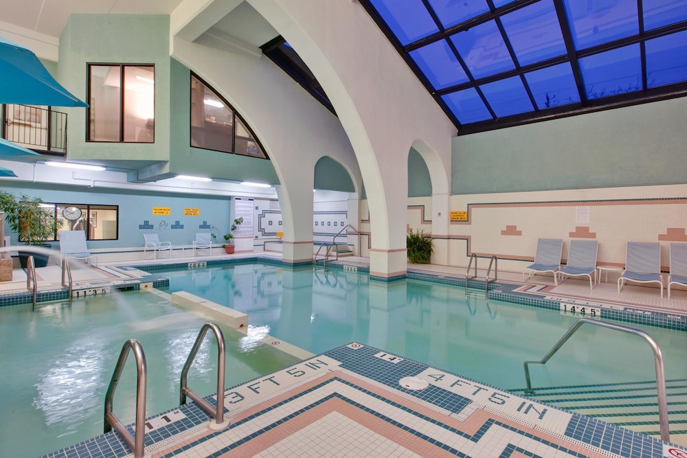 Holiday Inn Suites Windsor Ambassador Bridge 9/72