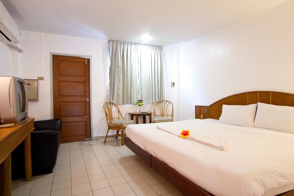 DELUXE, DOUBLE BED, POOL ACCESS