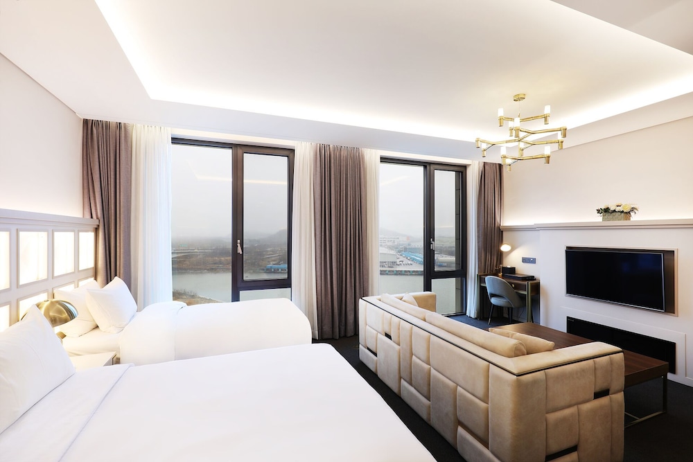 Junior Suite, Family, Twin Beds, 1 Double and 1 Single Bed, Pool Access