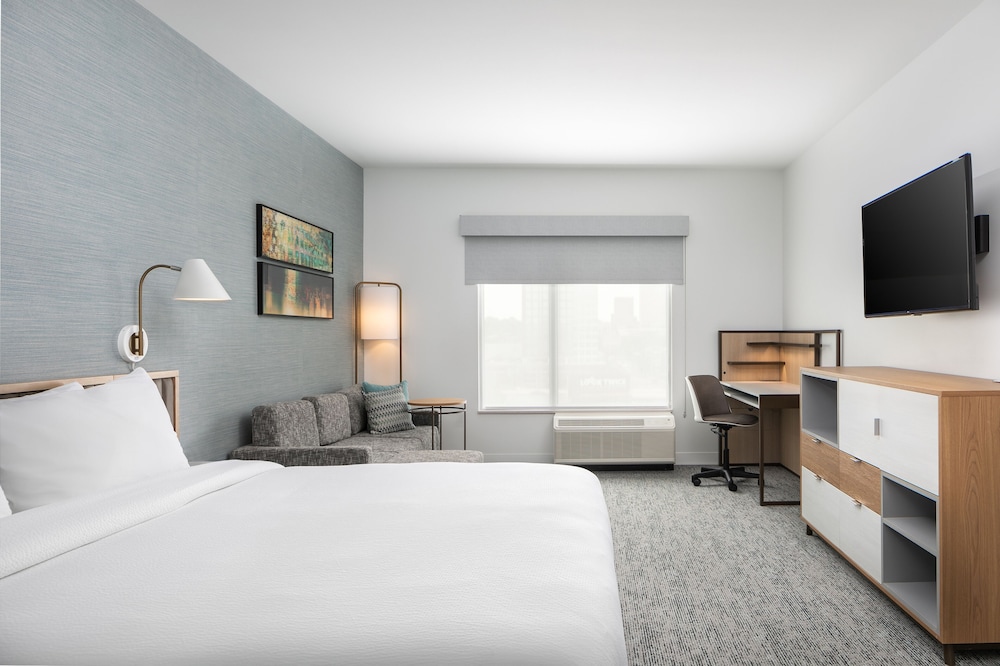 STUDIO, KING BED, SOFA, ACCESSIBLE