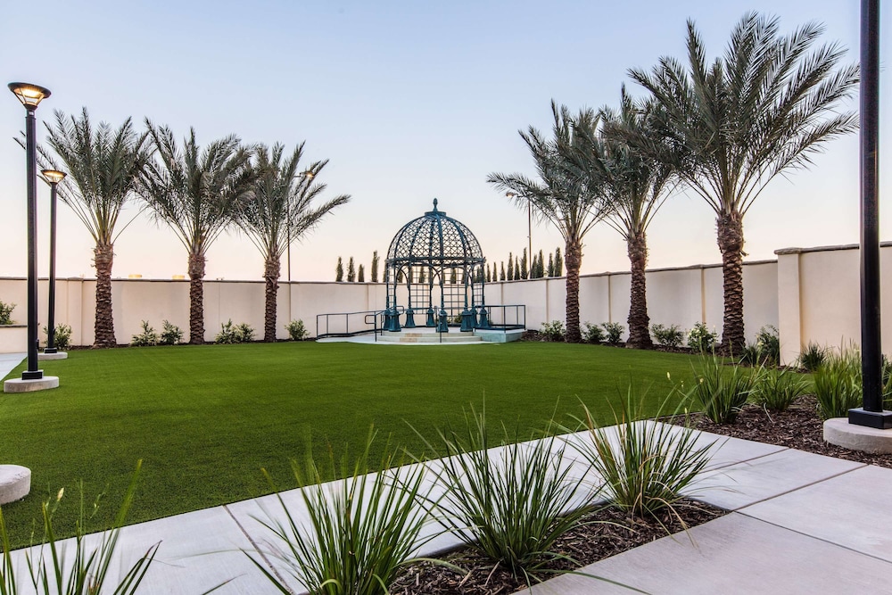 Hyatt Place Delano 51/55