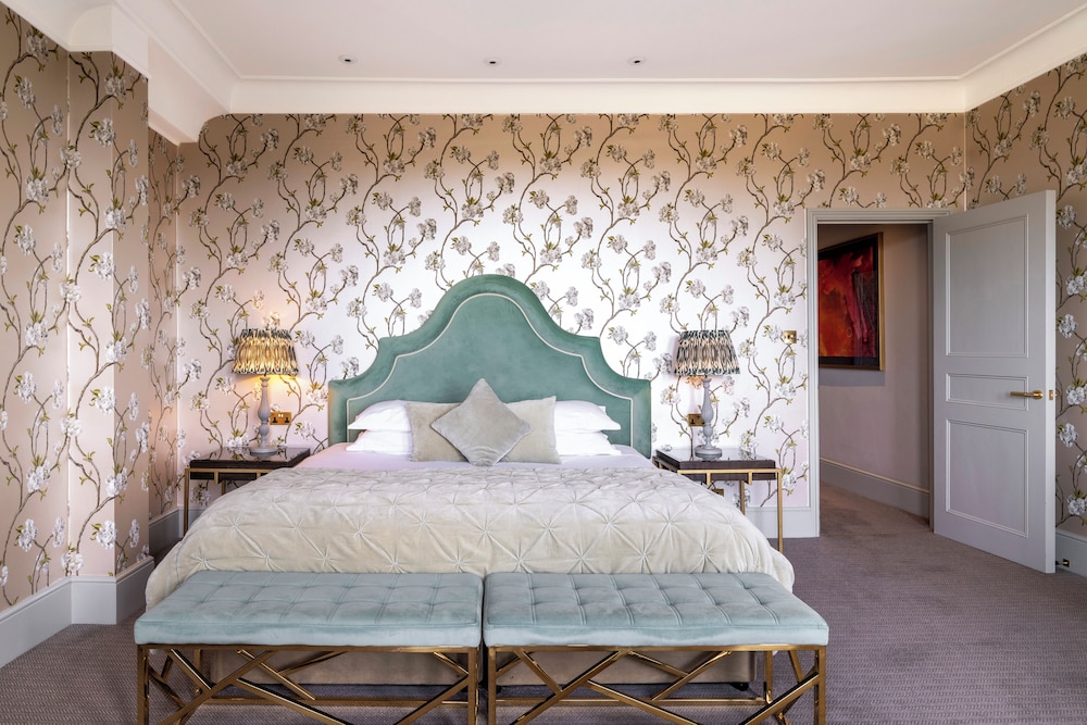 PREMIUM, SUITE, KING BED