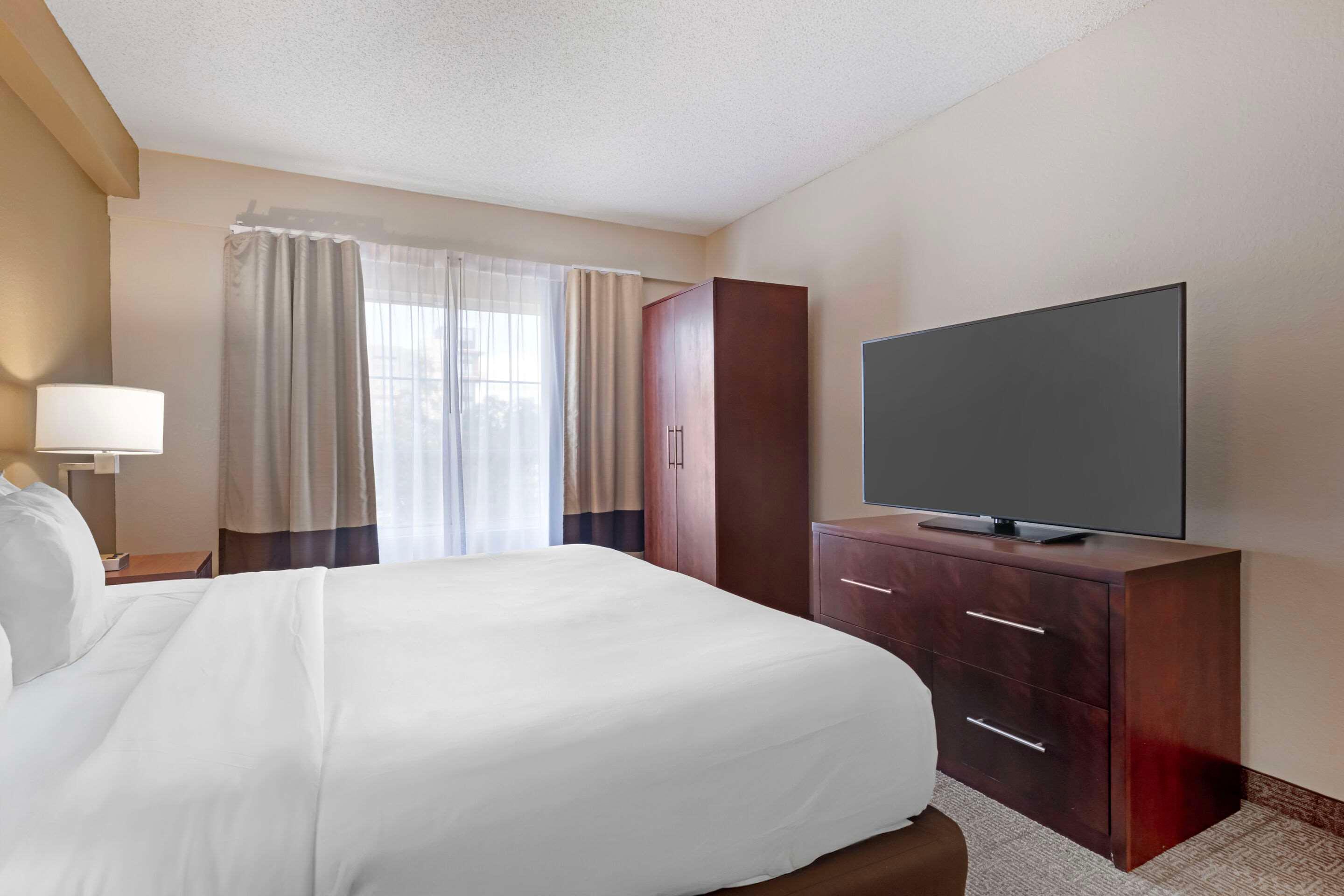 SUITE, KING BED, ACCESSIBLE