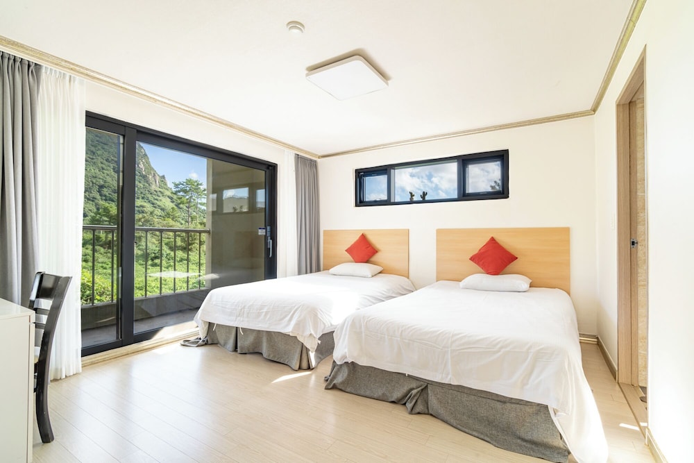 Resort, 3 Double Beds، Dammora Hotel and Resort 6/8