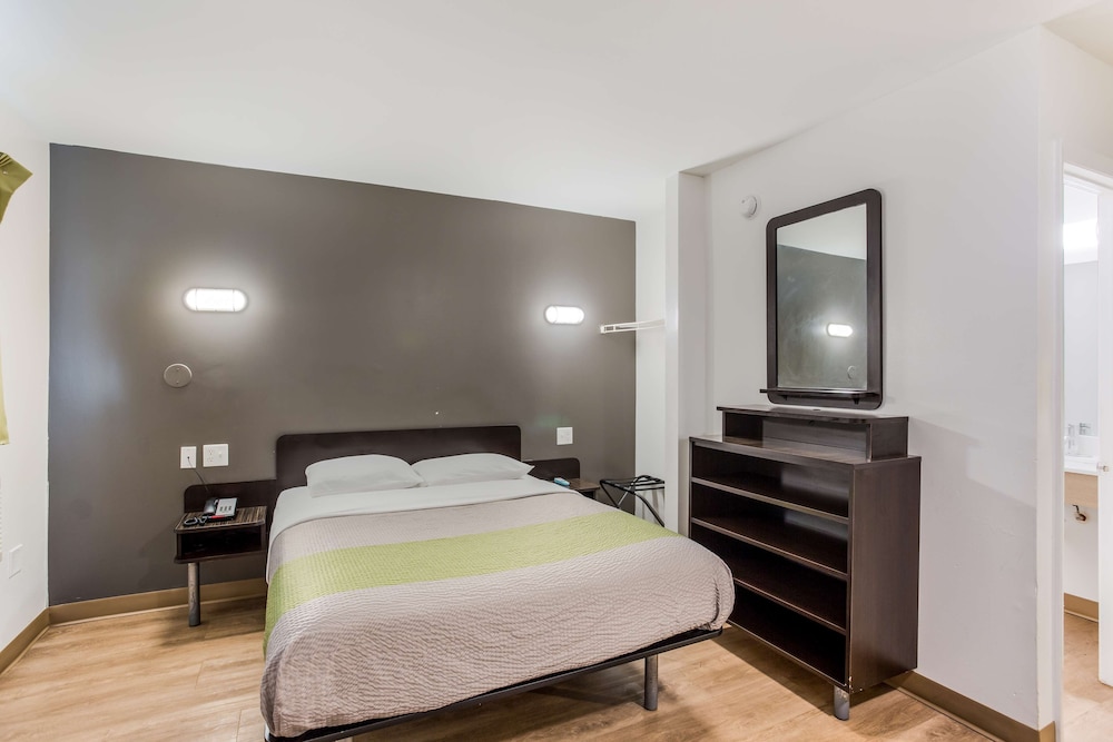 Studio 6 Extended Stay - Jacksonville, FL - South 21/46