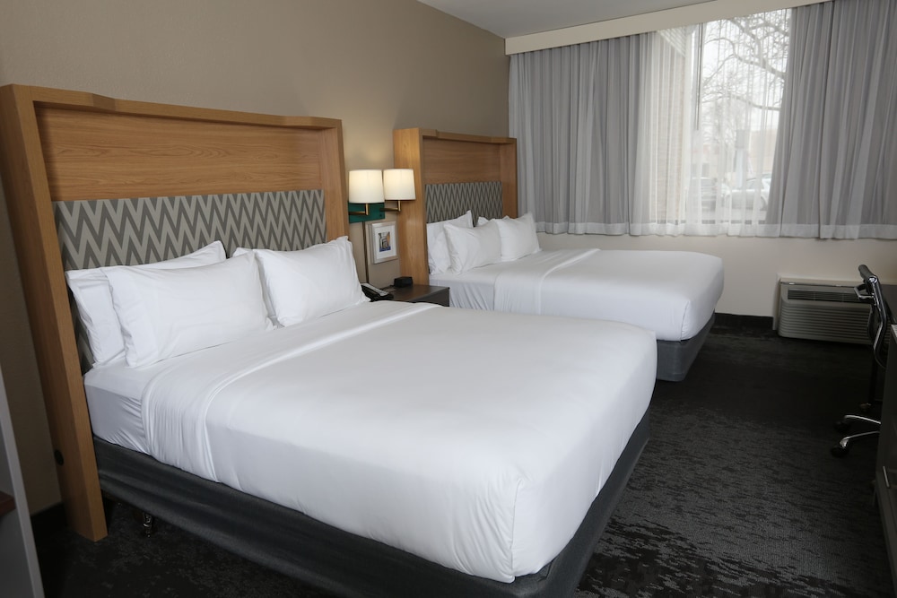 Holiday Inn & Suites Chicago North Shore (Skokie) 17/55