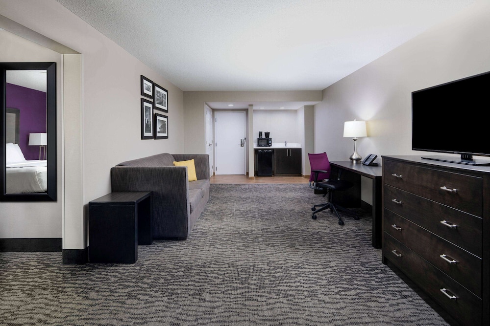 La Quinta Inn and Suites by Wyndham Kennesaw 36/46
