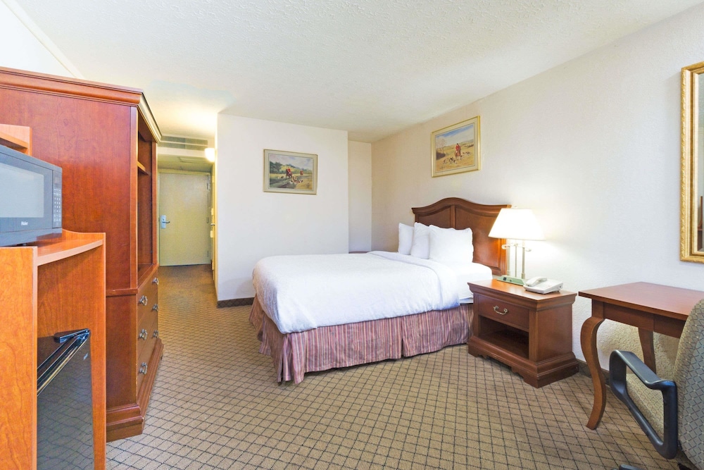 Days Inn by Wyndham Columbus Airport 14/37