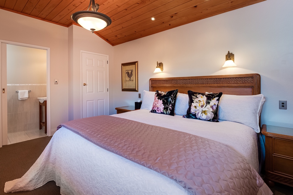 LODGE, SUITE, GARDEN VIEW