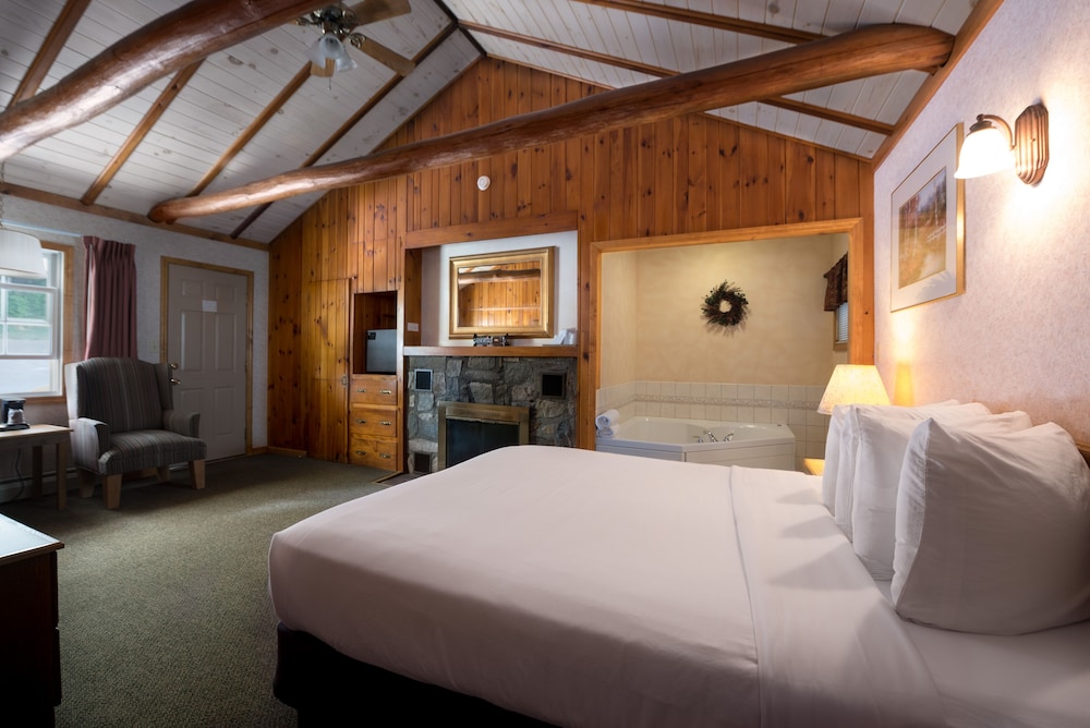 Adirondack Retreat Inn and Suites 9/36