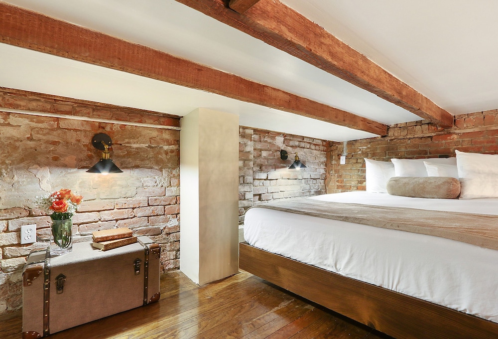 Room, 1 Single and 2 Queen Beds, Main Building