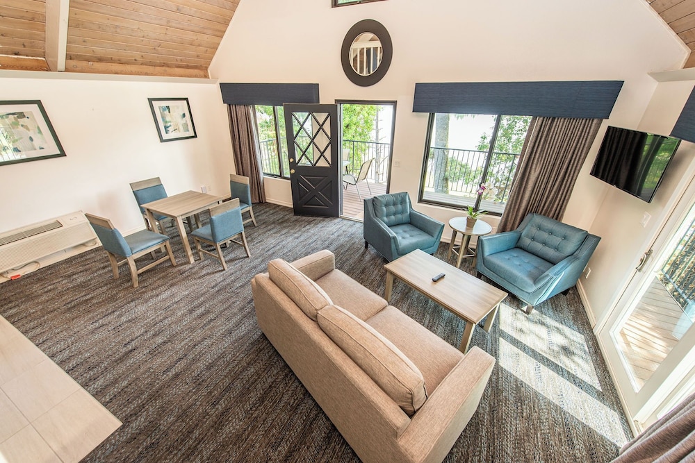 Oyster Bay Inn & Suites 43/70