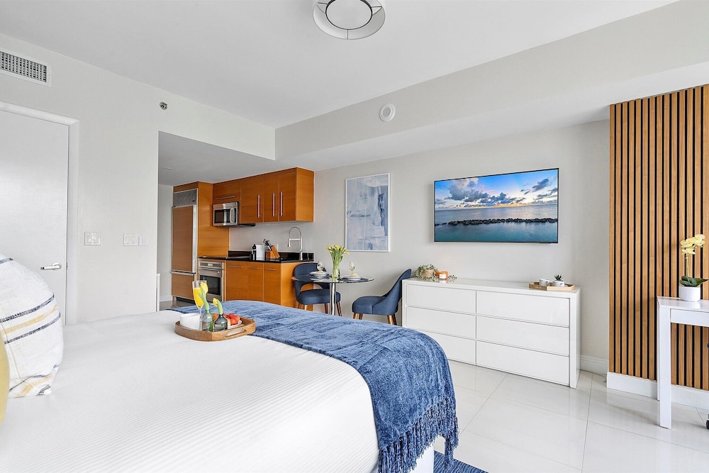 Business, Studio, Suite, Queen Bed, City or River View, Balcony