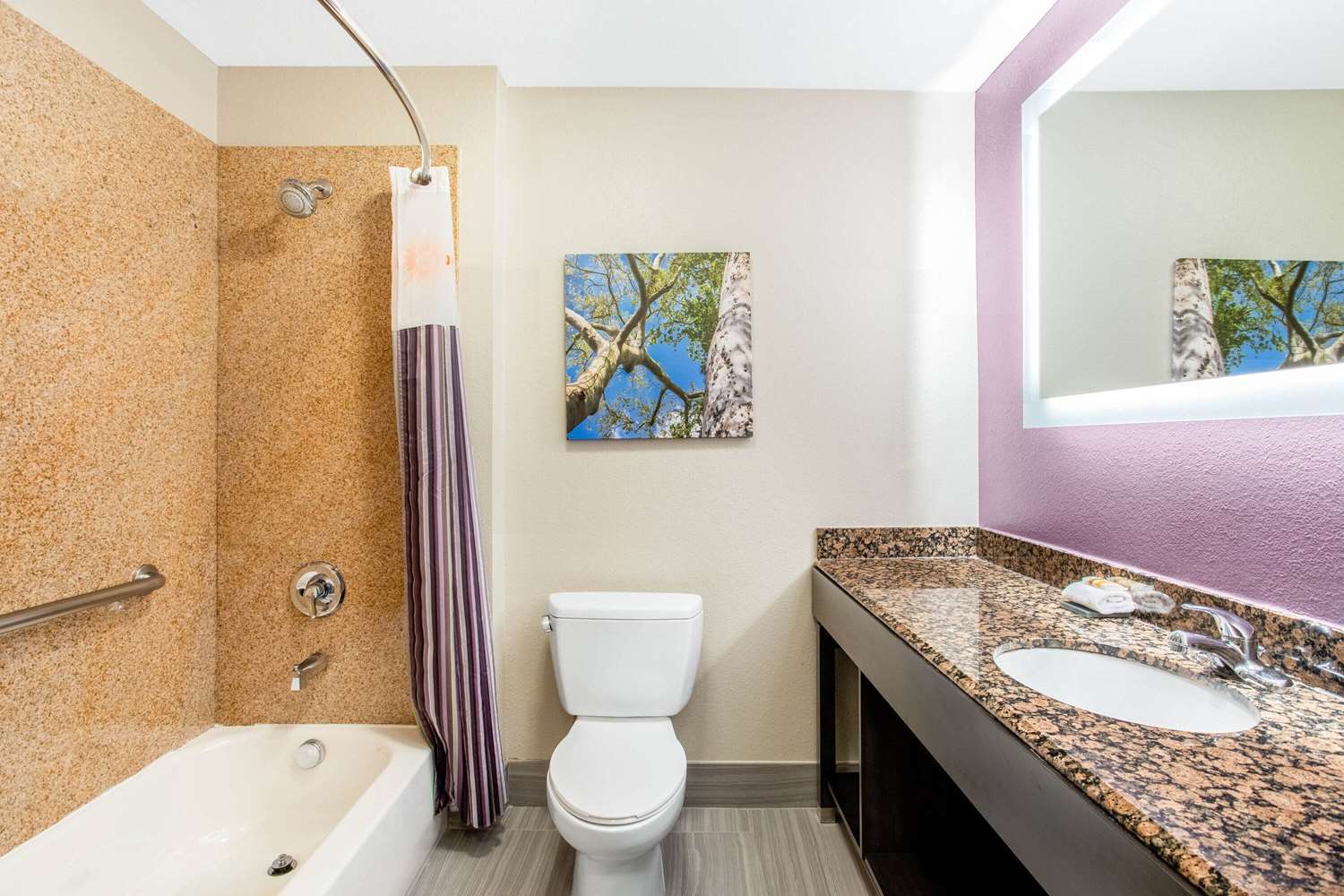 La Quinta Inn Suites Hillsboro 43/46