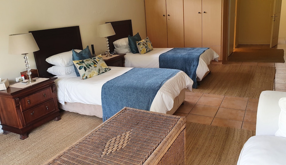 غرفة بسرير فردي بإطلالة على الجبل، Riversong Guest House 3/8