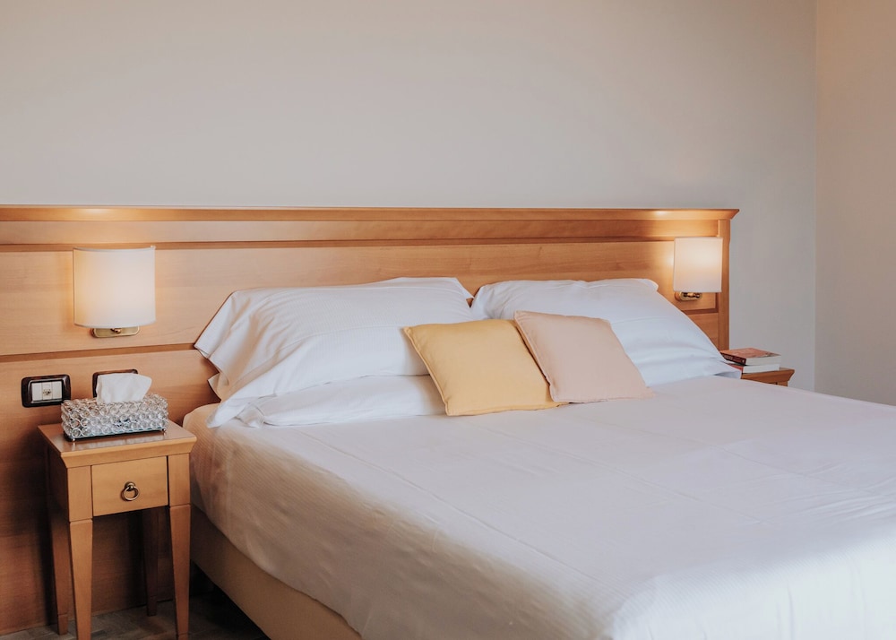 DELUXE, DOUBLE OR TWIN BED