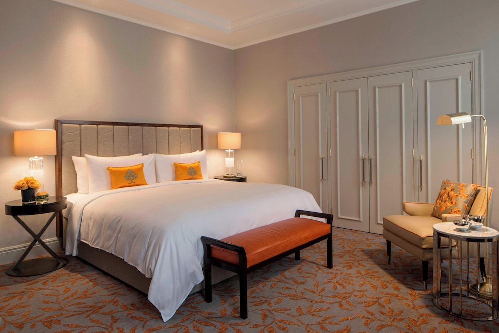 EXECUTIVE, SUITE, KING BED