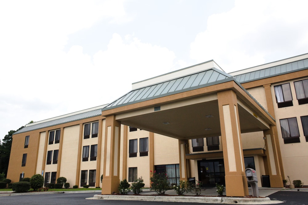 La Quinta Inn & Suites by Wyndham Fayetteville I-95 3/29
