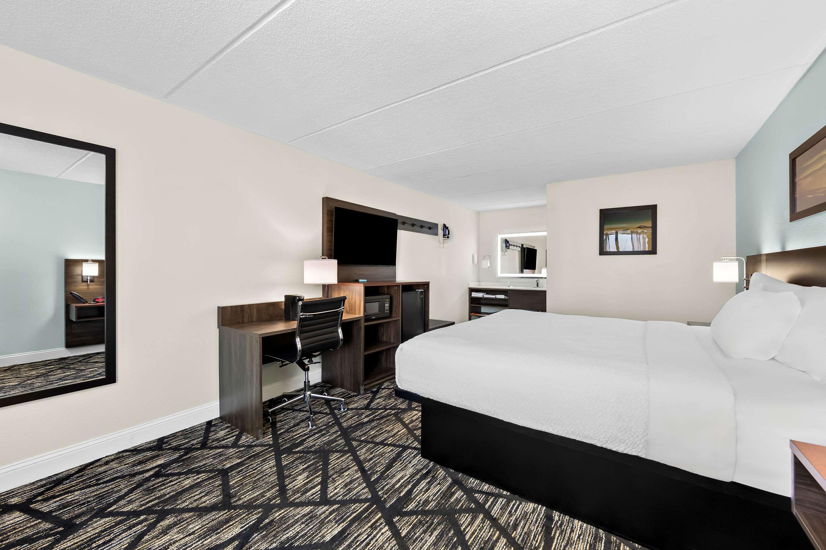 ROOM, KING BED