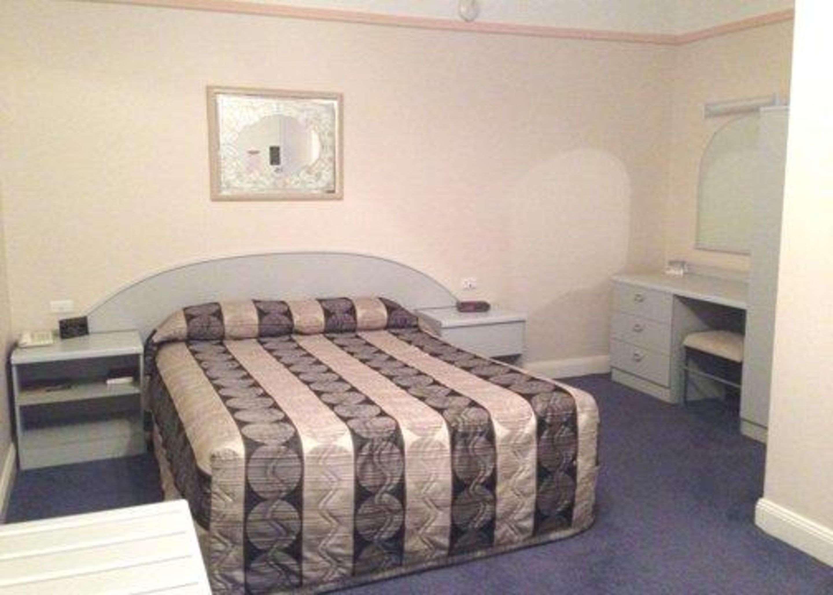 Upgrade, 1 Queen and 1 Single Bed