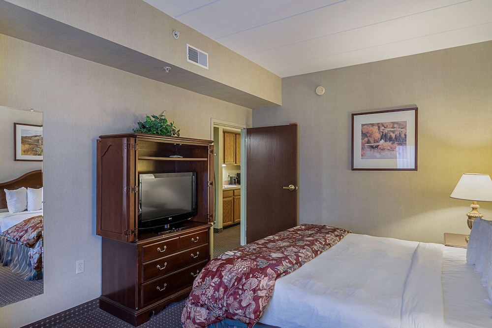 Skyways Hotel New Castle, DE 14/27