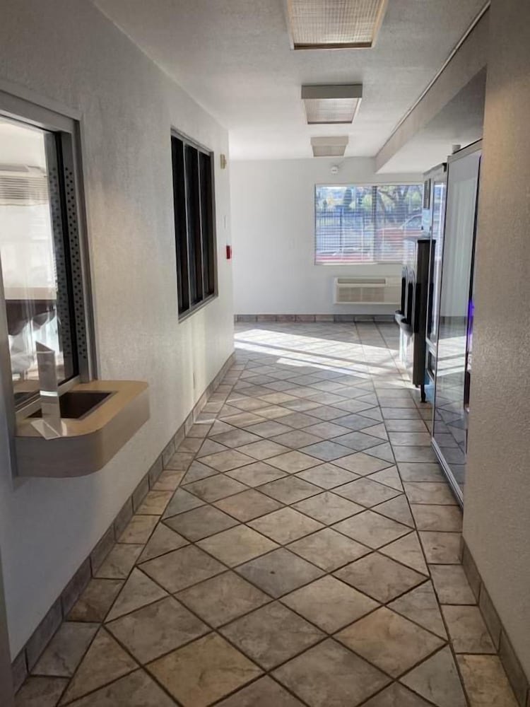 Motel6 Reno, NV - Livestock 17/42