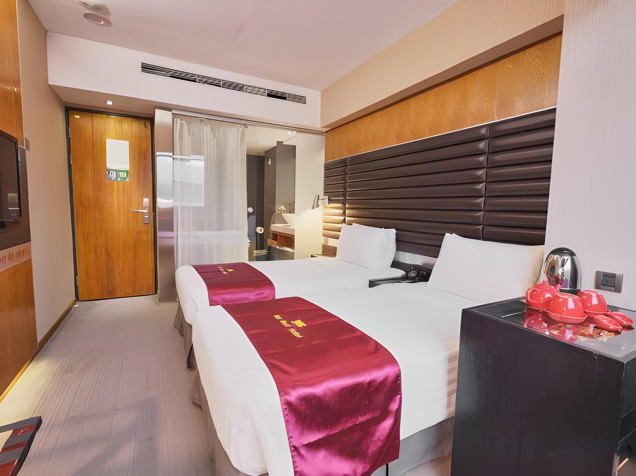 Fashion, Twin Beds