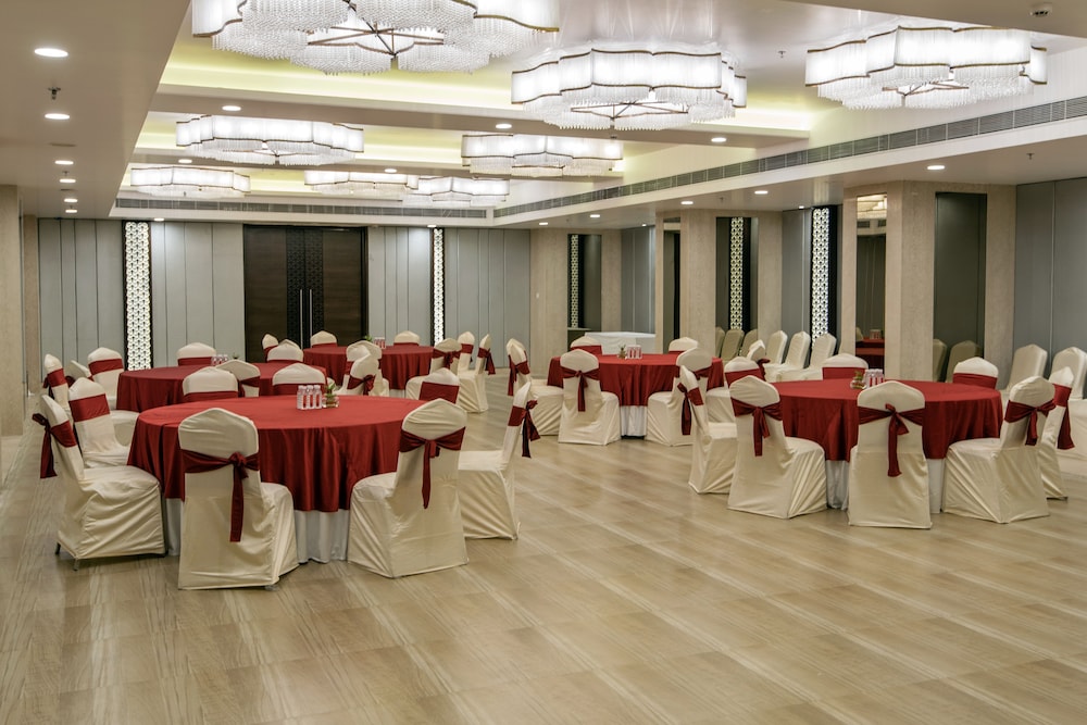 Regenta Central Jhotwara Club Ct 51/62