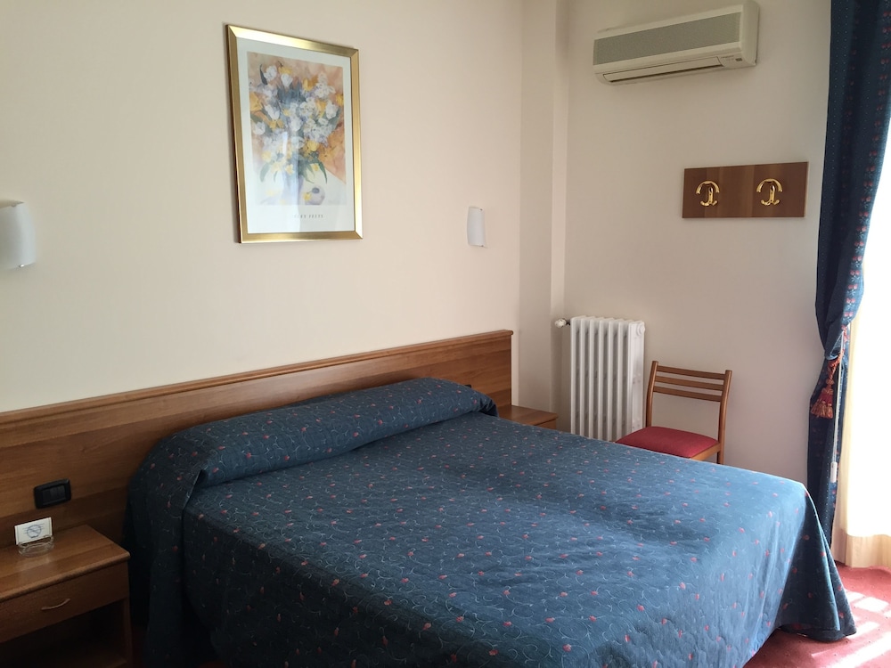 ECONOMY, QUEEN BED