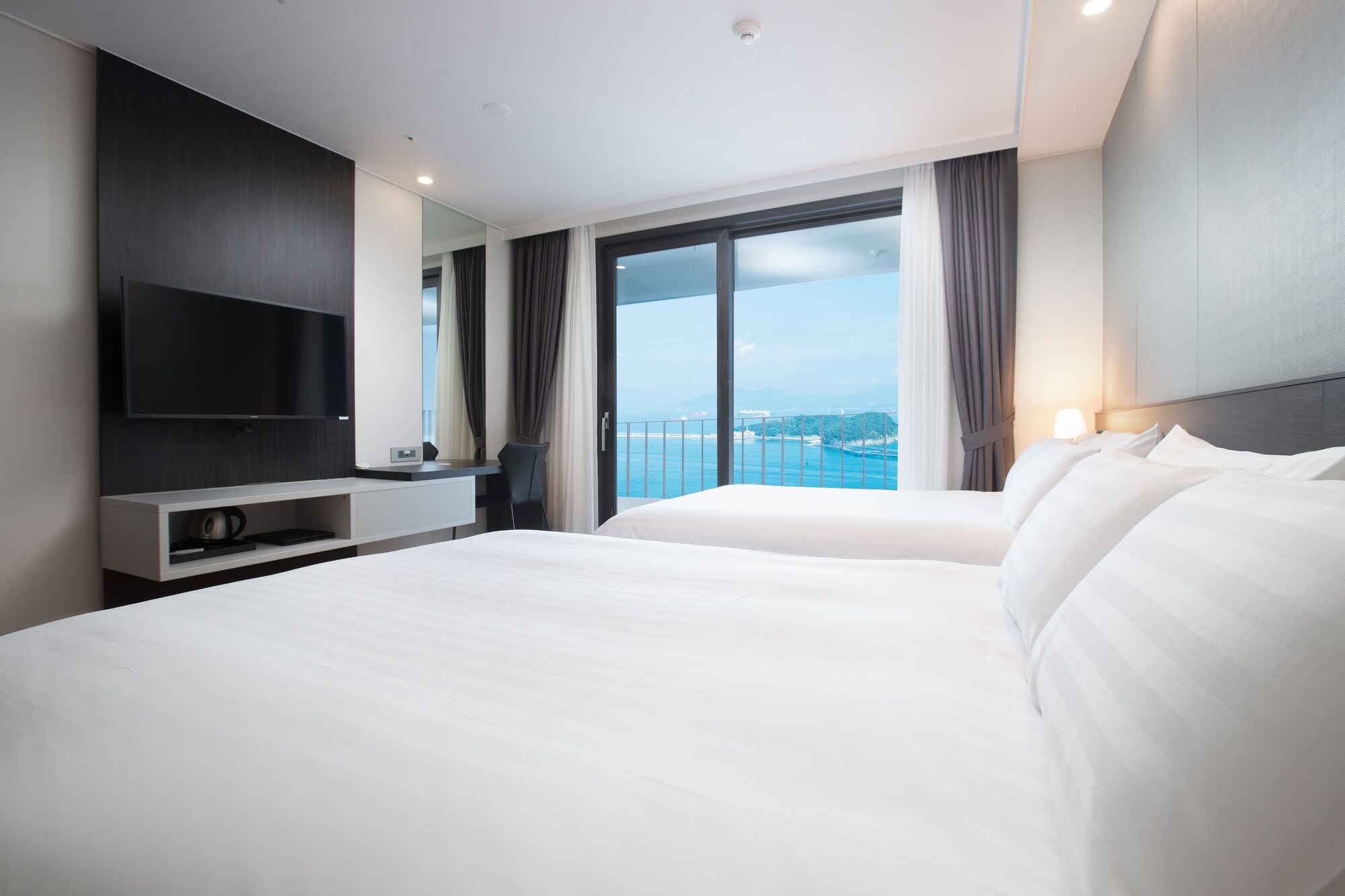Ocean, Family, Single, 1 Queen and 1 Double Bed