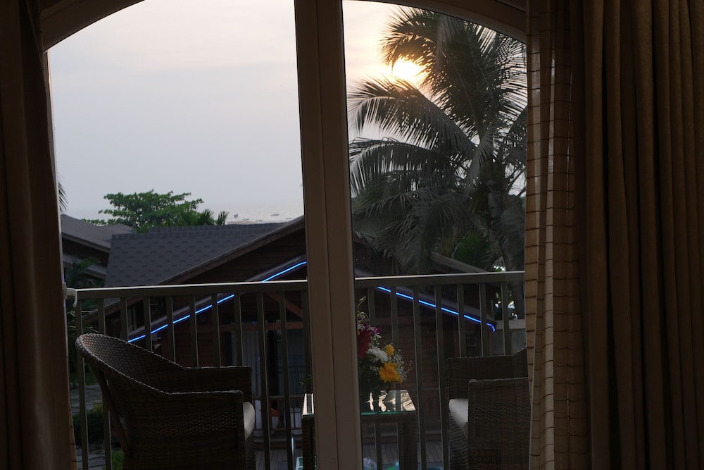 Foxoso Aaristo Baga Beach Resort 9/48