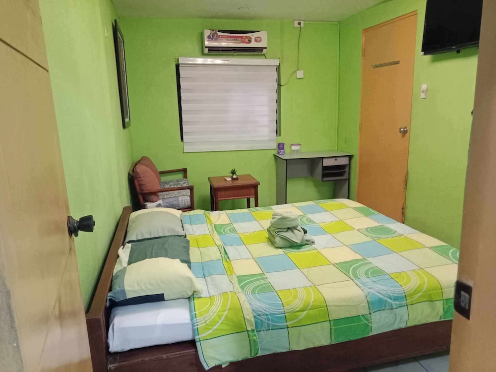 STUDIO, QUEEN BED