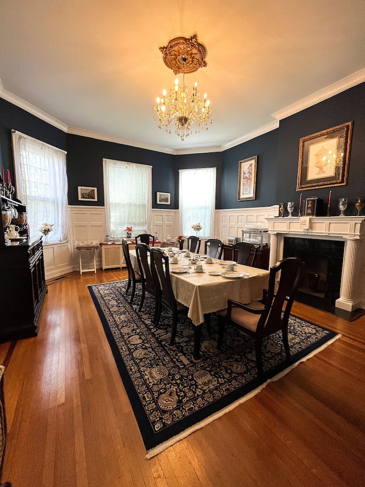 1912 Bed and Breakfast 52/59