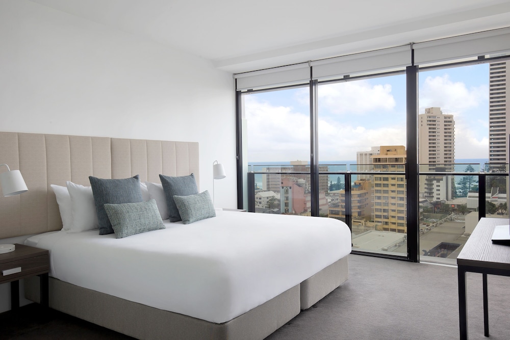 2 Bedrooms, Spa, Apartment, 2 Queen Beds، Mantra Circle on Cavill Surfers Paradise 2/7