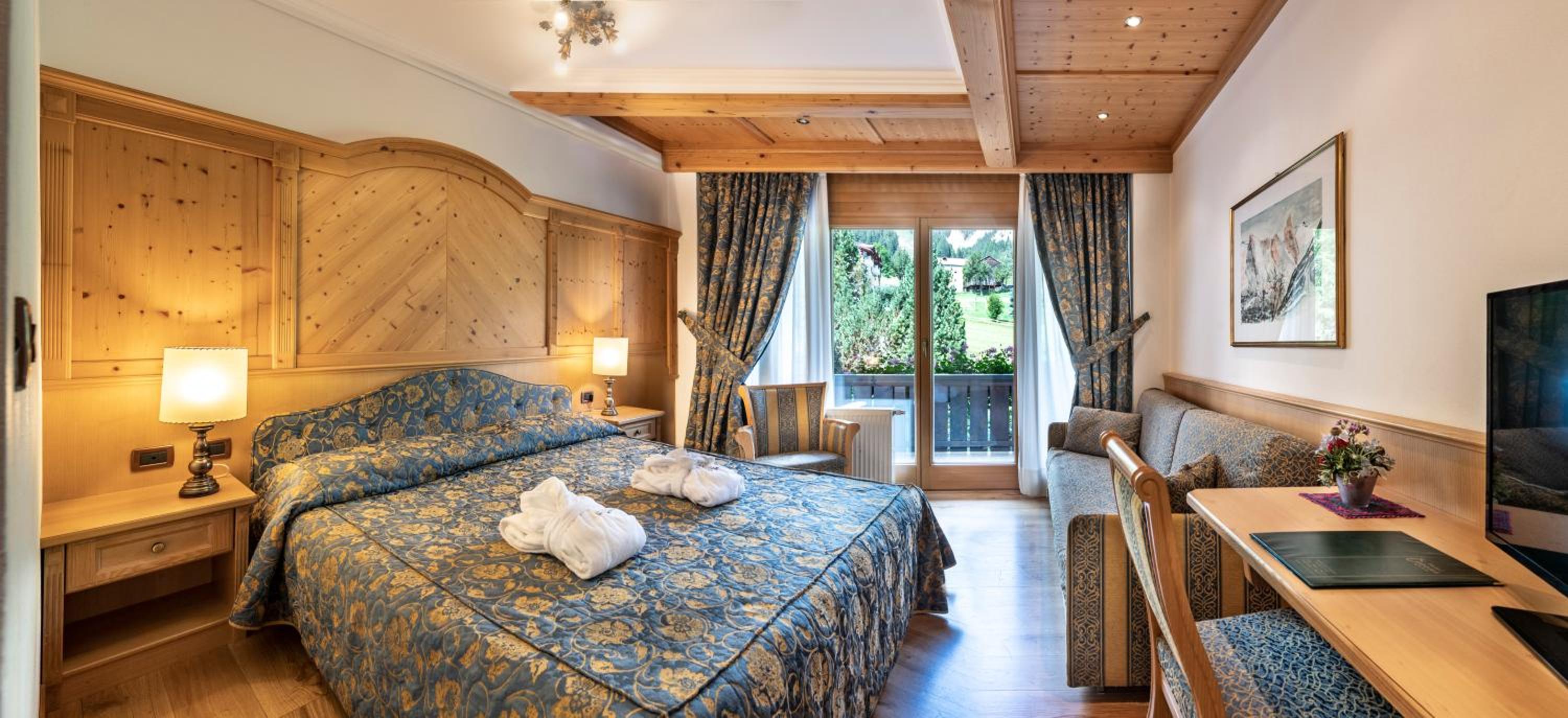 غرفة بسرير مزدوج أو سريرين منفصلين بشرفة