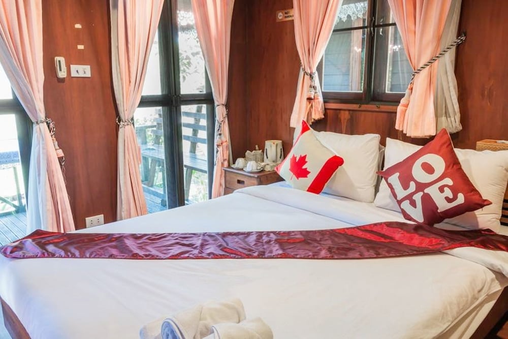 DELUXE, DOUBLE BED, RIVER VIEW