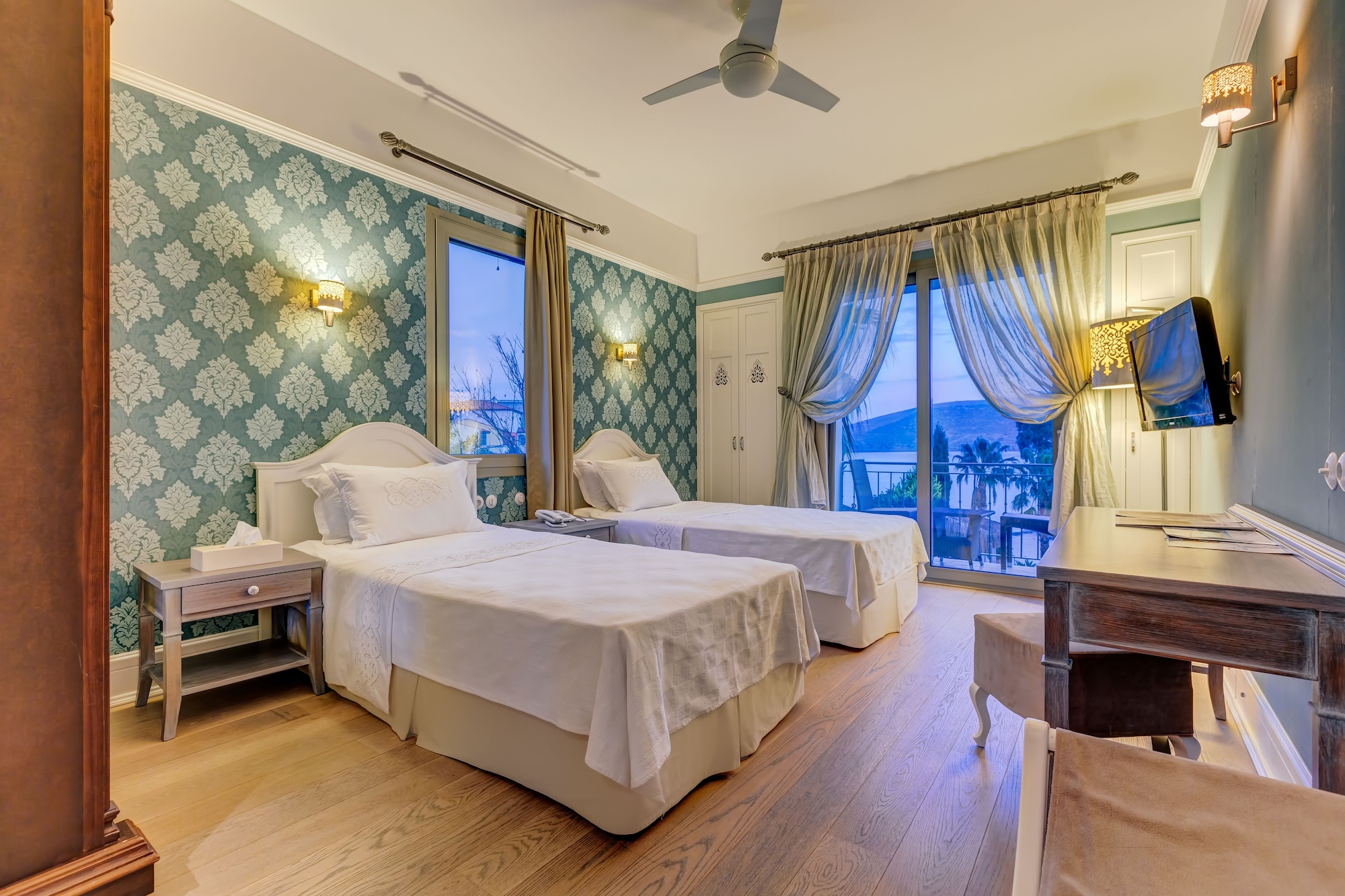 DELUXE, TWIN BEDS, BALCONY