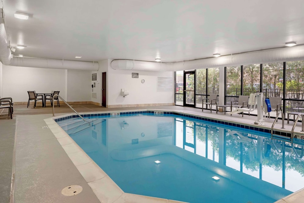 Comfort Suites Elgin Northwest 23/48