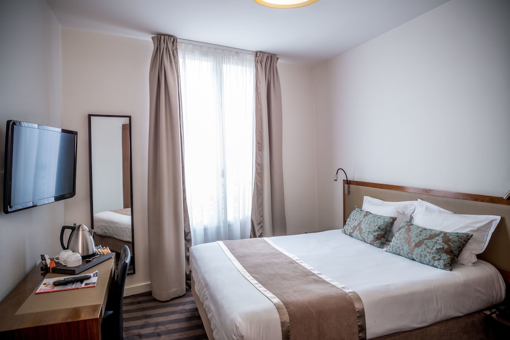 STANDARD, DOUBLE BED, EIFFEL VIEW