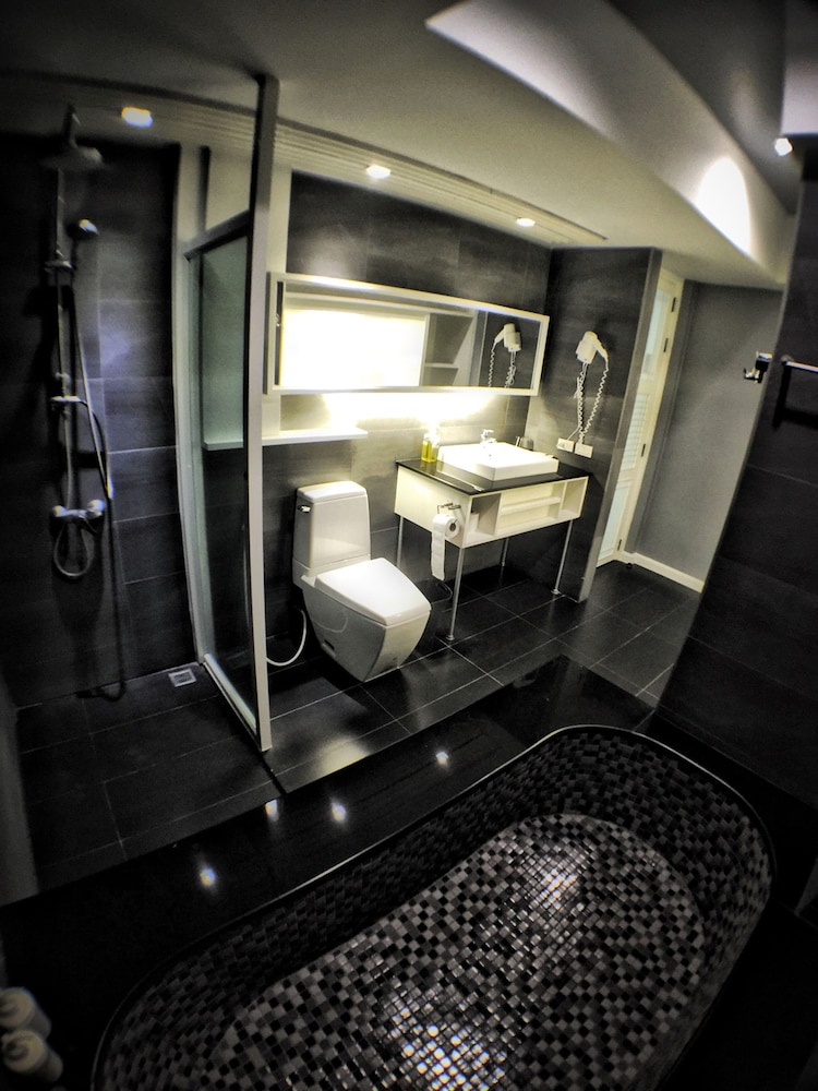 Paragon Inn 15/63