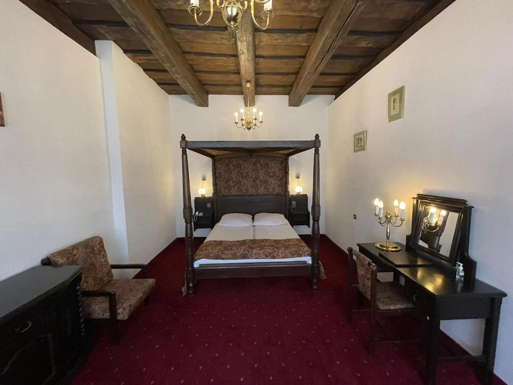 Dwor Polski Hotel 17/50