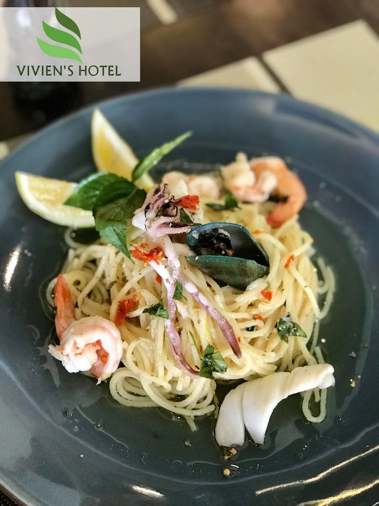 Vivien's Hotel 31/51