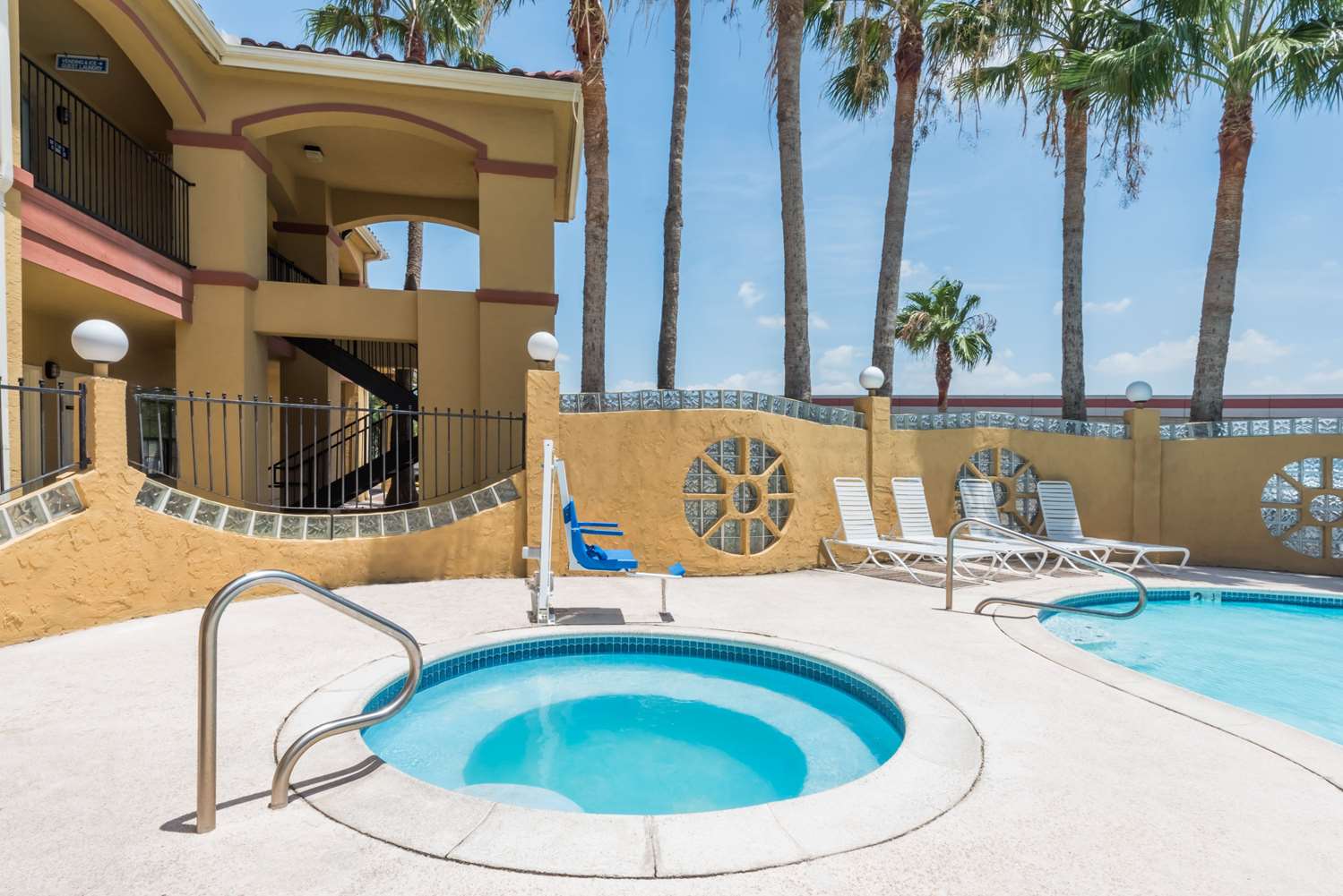 Super 8 by Wyndham Weslaco 13/23